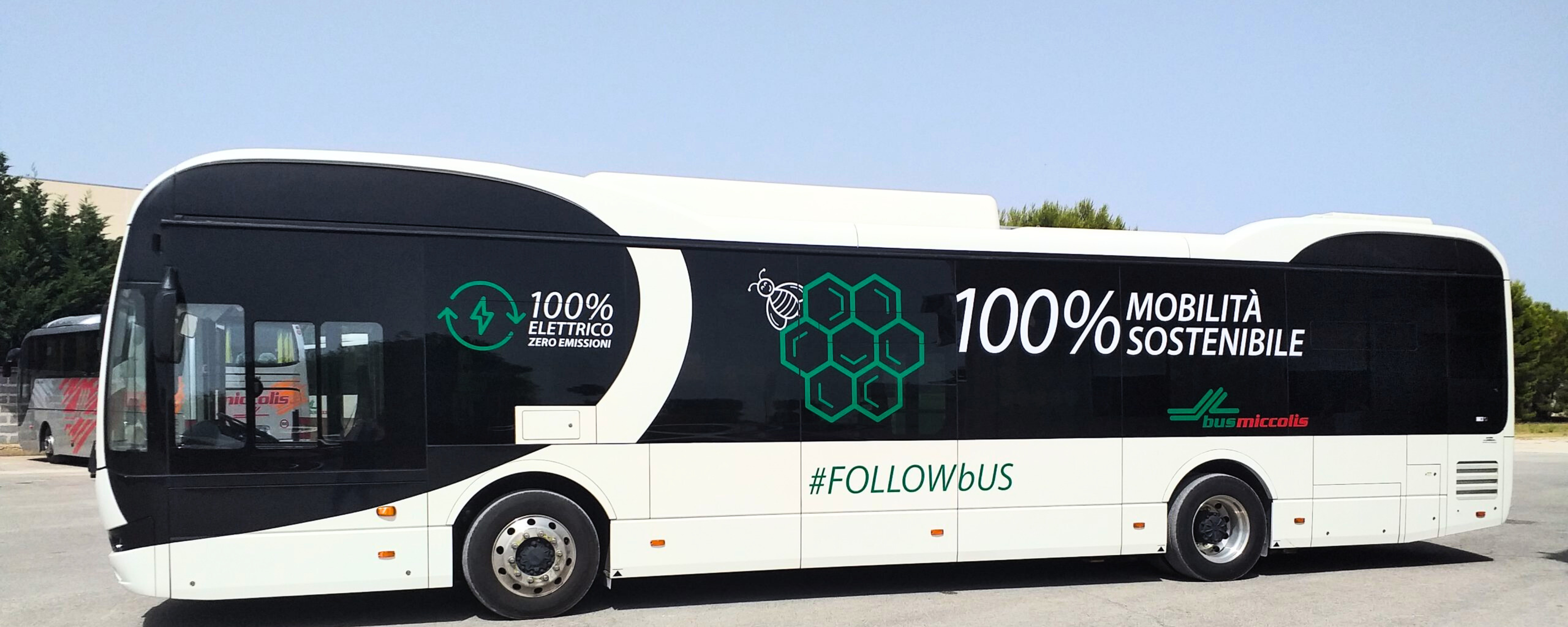 Autobus elettrico bianco e nero: 100% mobilità sostenibile.