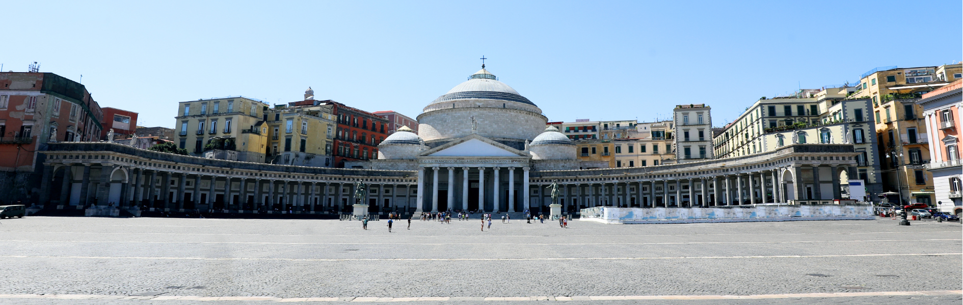 Piazza Plebiscito, Napoli: Basilica San Francesco di Paola in una giornata di sole.
