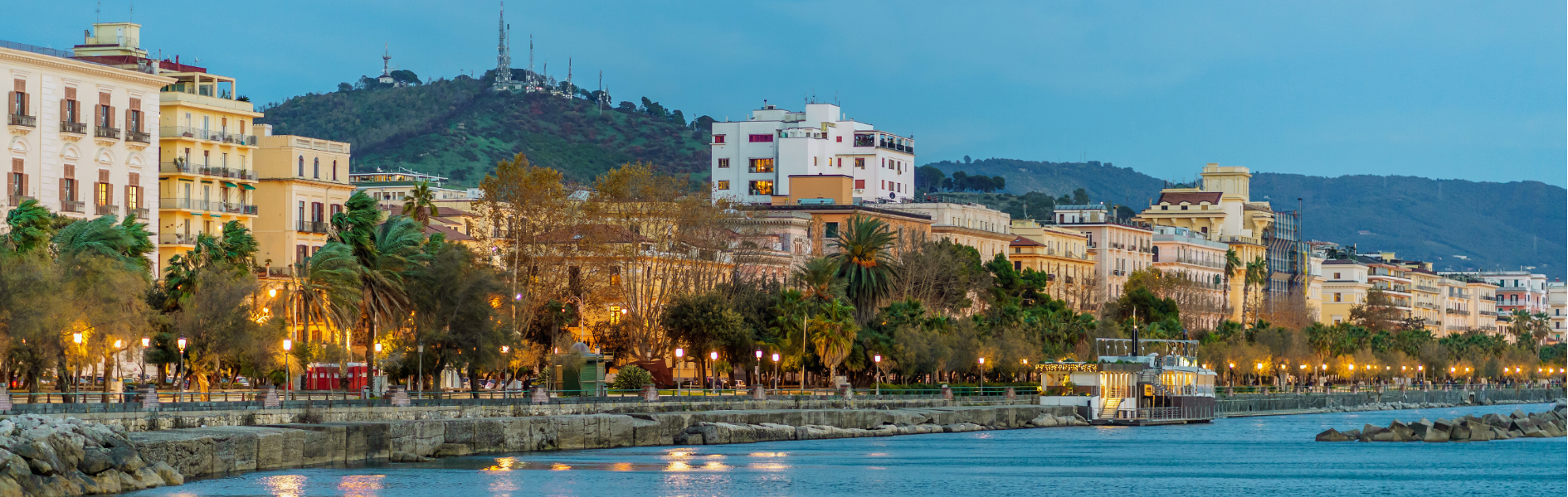 Panorama città costiera, Salerno, Italia: luci, mare, architettura europea.